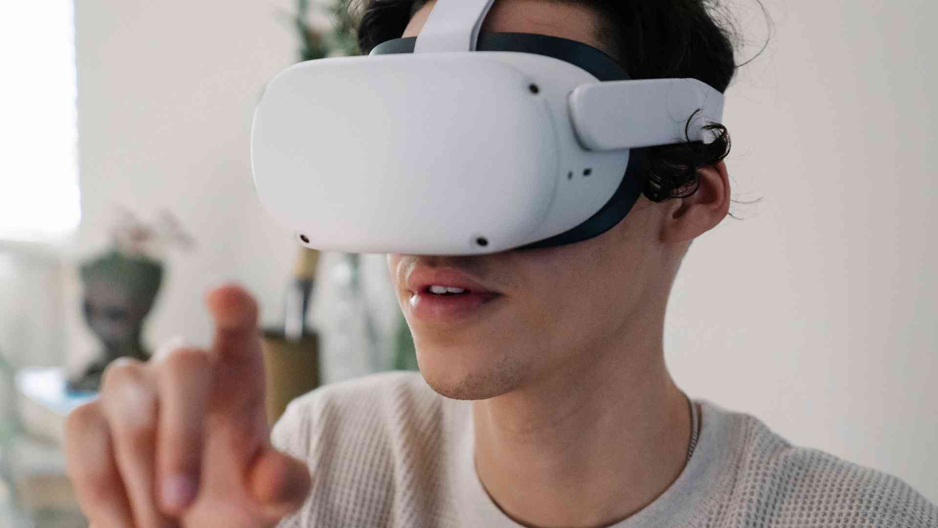 How to Enhance Nomadic Adventures with Virtual Reality Tech? How can I leverage virtual reality technology to enhance my nomadic experiences