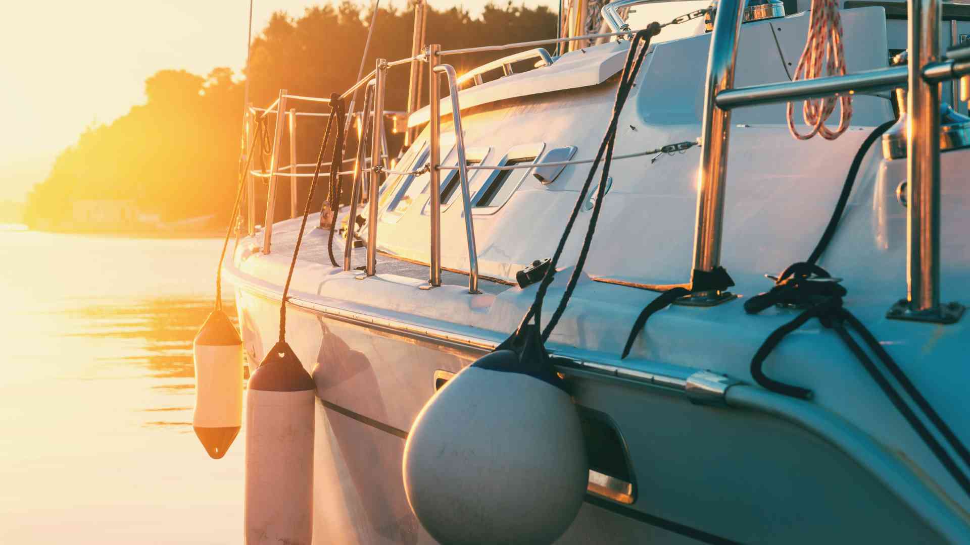 Can Digital Nomad Live on a Boat? Pros, Cons and Tips Guide digital nomad living on a boat