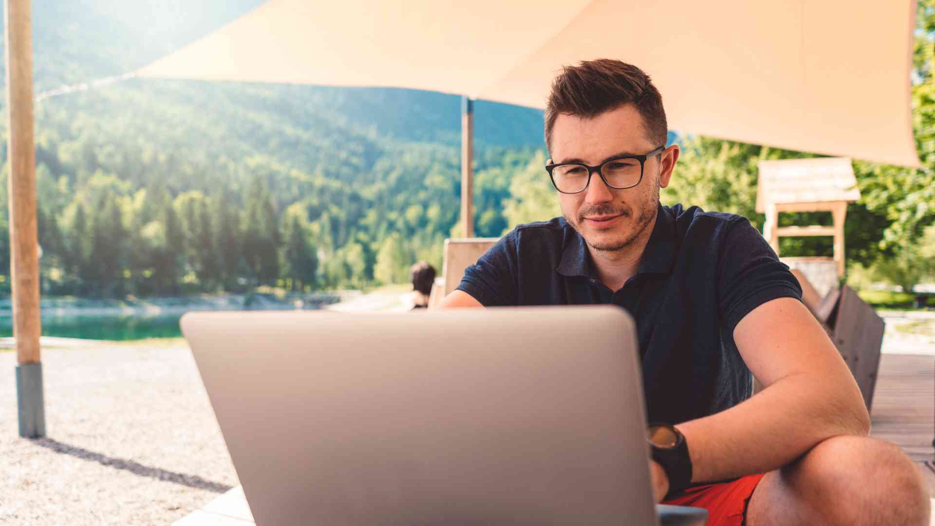7 Disadvantages of the Digital Nomad Lifestyle: Guide 7 Disadvantages of the Digital Nomad Lifestyle: Guide