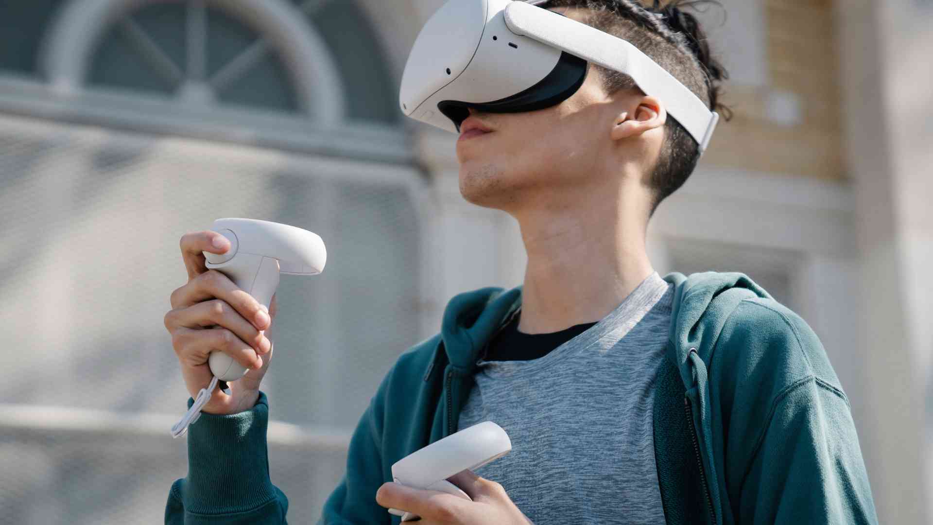 How to Enhance Nomadic Adventures with Virtual Reality Tech? How can I leverage virtual reality technology to enhance my nomadic experiences