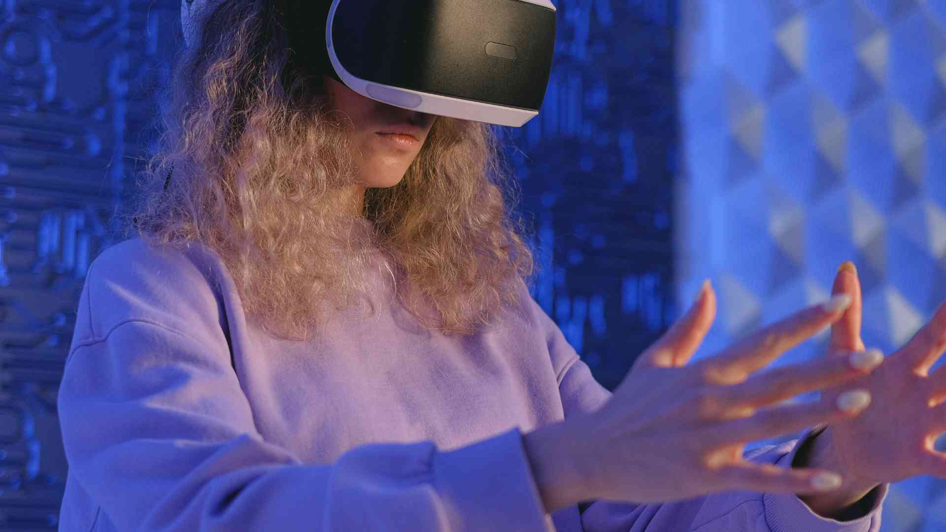 How to Enhance Nomadic Adventures with Virtual Reality Tech? How can I leverage virtual reality technology to enhance my nomadic experiences